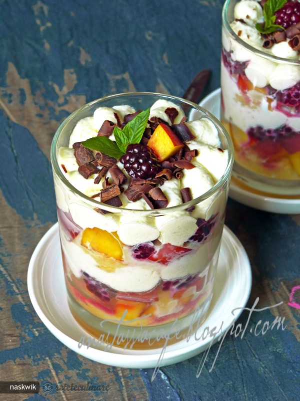 Tiramisu la Pahar cu Nectarine si Mure