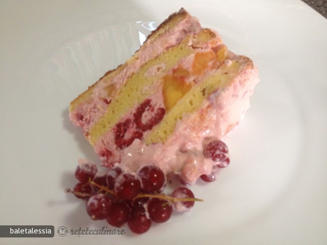 Tort cu Inghetata de Piersici si Fructe Rosii de Padure