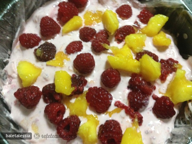 Tort cu Inghetata de Piersici si Fructe Rosii de Padure