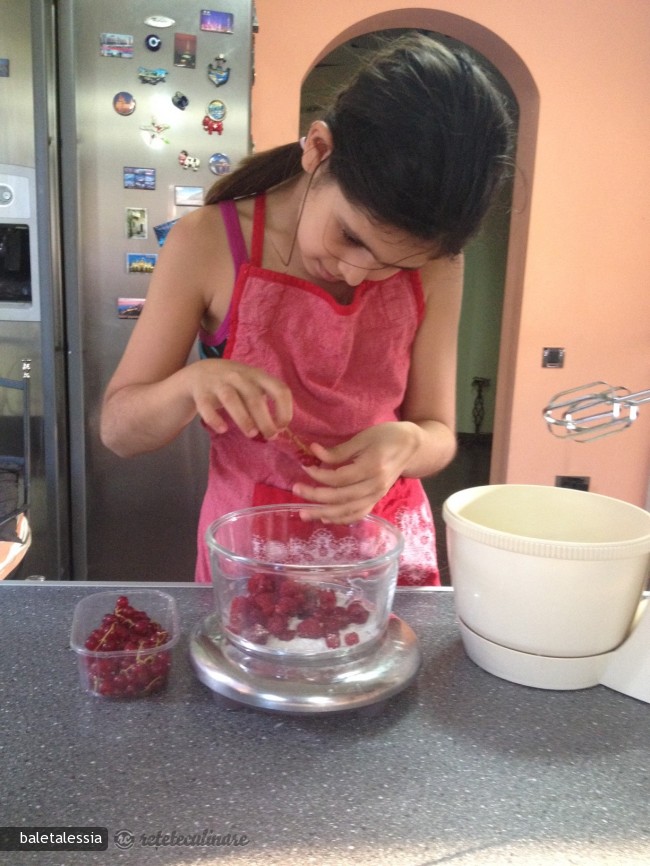 Tort cu Inghetata de Piersici si Fructe Rosii de Padure