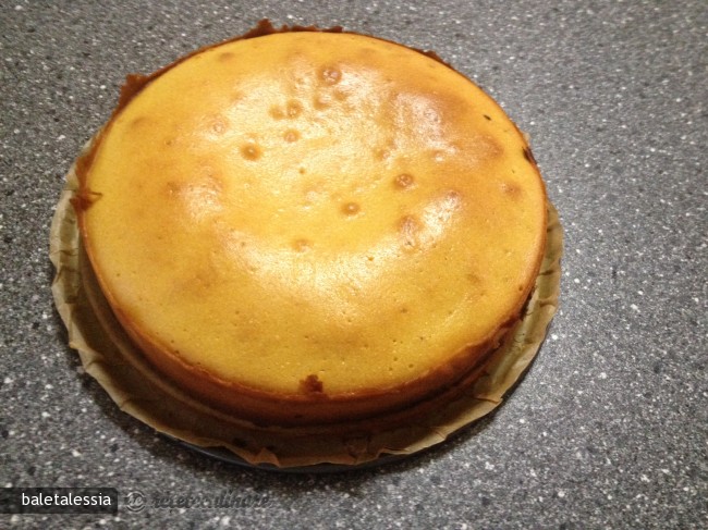 Tort cu Inghetata de Piersici si Fructe Rosii de Padure