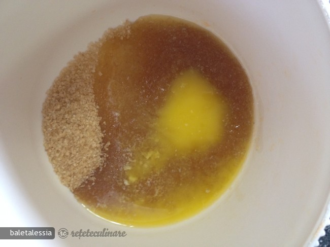 Tort cu Inghetata de Piersici si Fructe Rosii de Padure