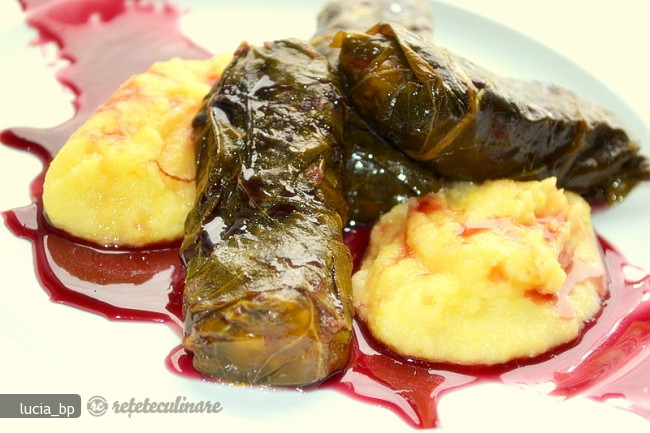 Sarmale cu Dulceata de Vin Rosu si Mamaliga