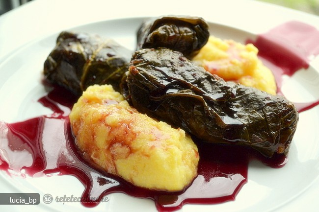 Sarmale cu Dulceata de Vin Rosu si Mamaliga