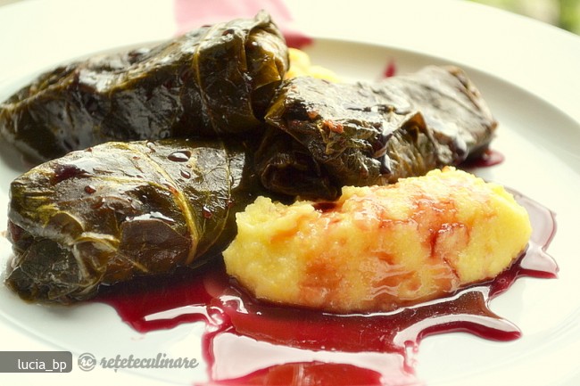Sarmale cu Dulceata de Vin Rosu si Mamaliga