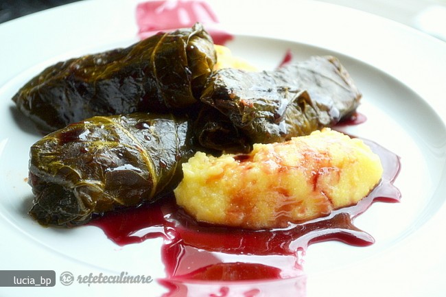 Sarmale cu Dulceata de Vin Rosu si Mamaliga
