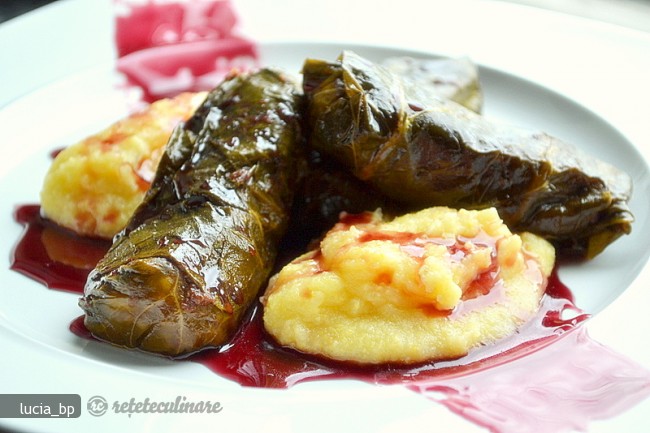 Sarmale cu Dulceata de Vin Rosu si Mamaliga