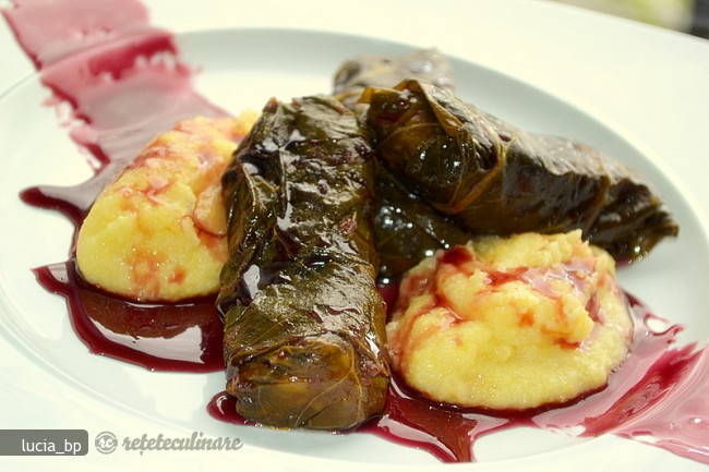 Sarmale cu Dulceata de Vin Rosu si Mamaliga