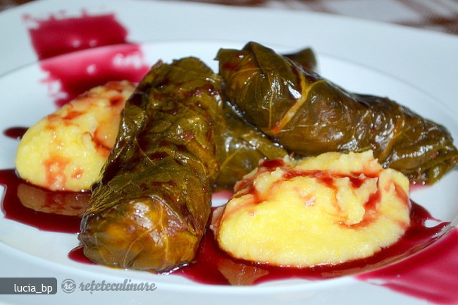 Sarmale cu Dulceata de Vin Rosu si Mamaliga