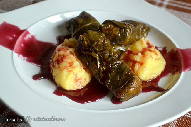Sarmale cu Dulceata de Vin Rosu si Mamaliga