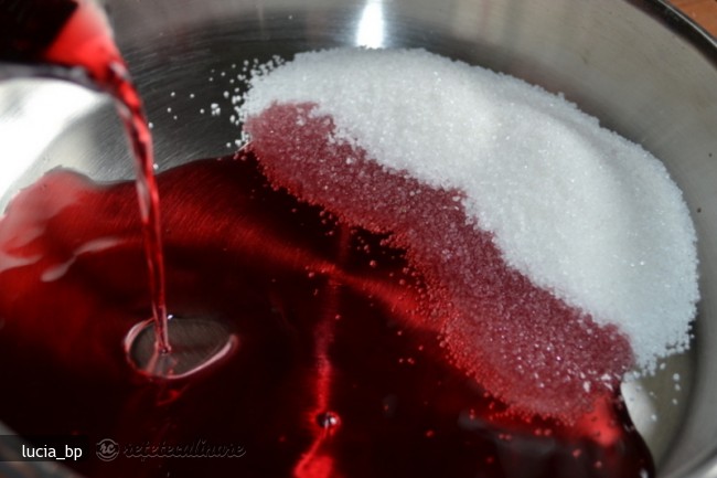 Sarmale cu Dulceata de Vin Rosu si Mamaliga