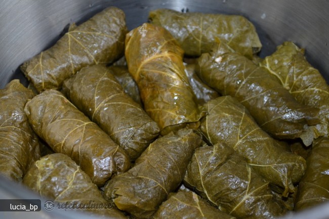 Sarmale cu Dulceata de Vin Rosu si Mamaliga