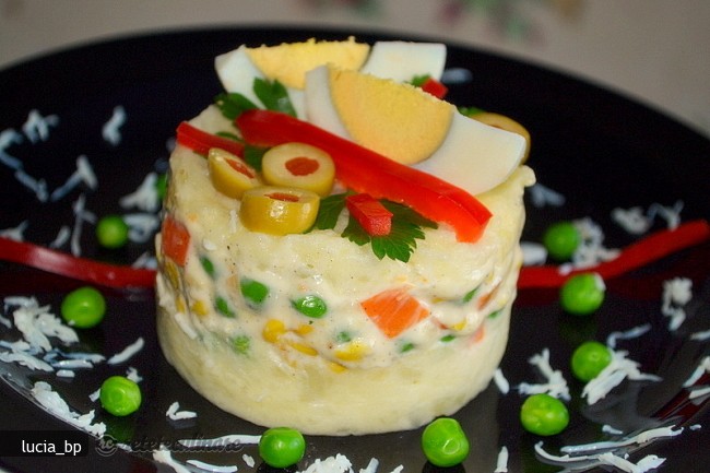Salata de Legume cu Piure de Cartofi