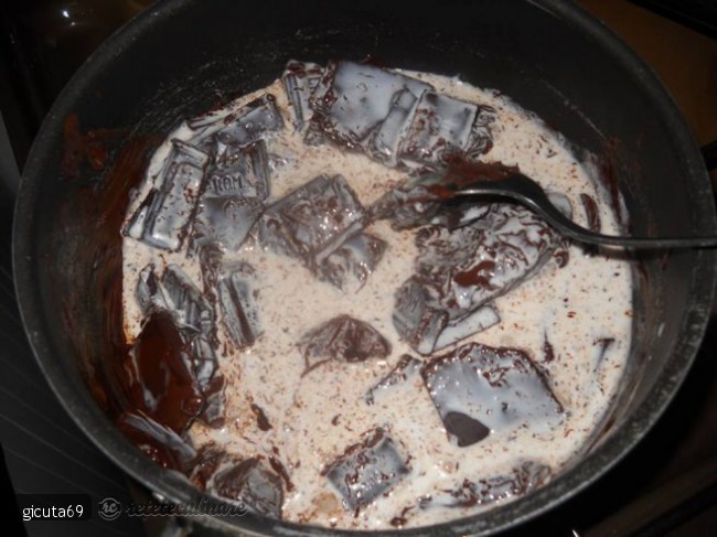 Tort Aniversar Rc-10 Ani (Tort cu mousse de ciocolata alba, neagra, cu lapte, mousse roz si mousse cu menta)