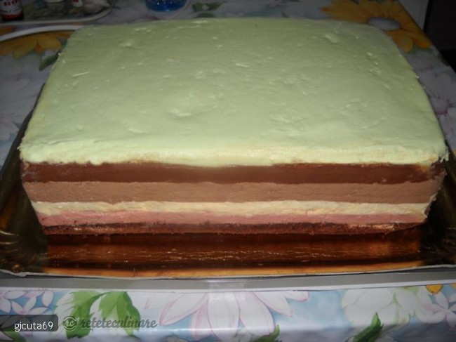 Tort Aniversar Rc-10 Ani (Tort cu mousse de ciocolata alba, neagra, cu lapte, mousse roz si mousse cu menta)