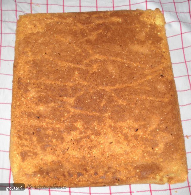 Rulada cu mousse de capsuni
