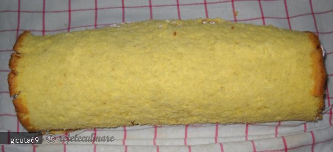 Rulada cu mousse de capsuni