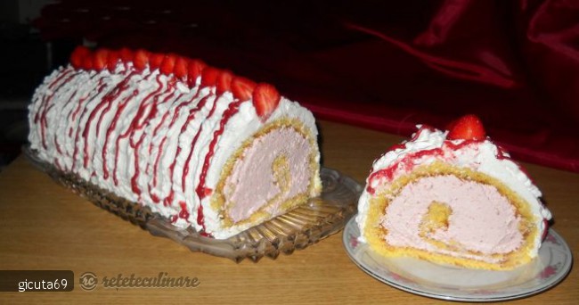 Rulada cu mousse de capsuni