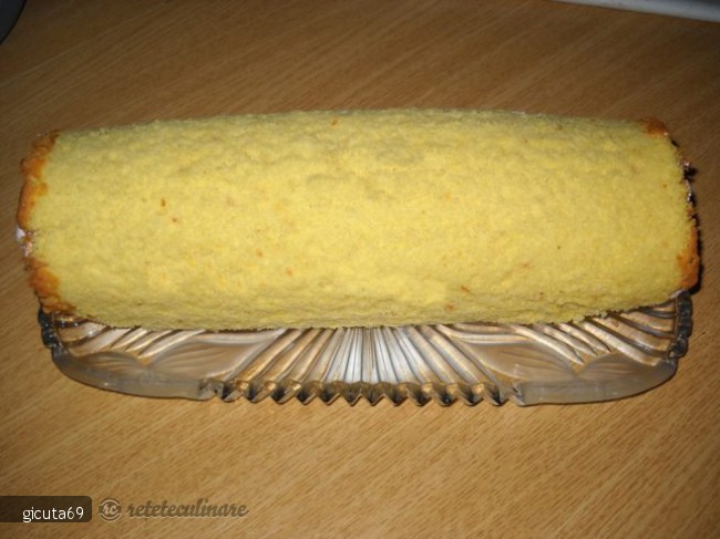Rulada cu mousse de capsuni