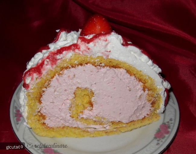 Rulada cu mousse de capsuni