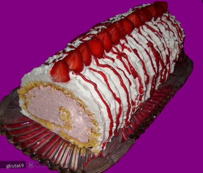 Rulada cu mousse de capsuni