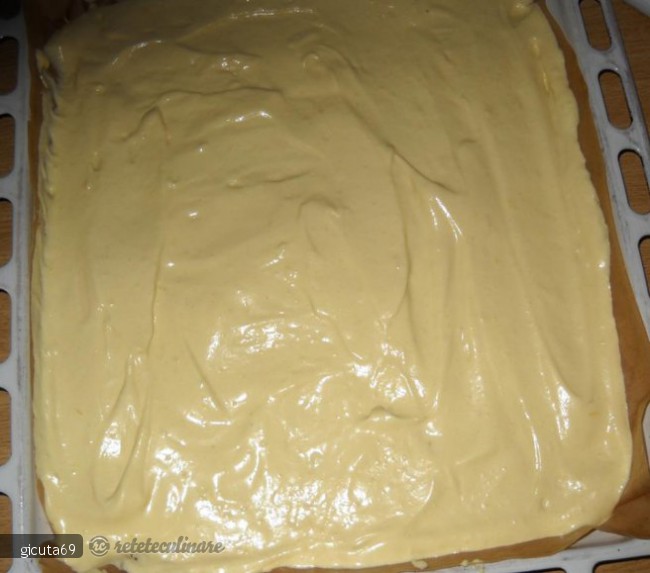 Rulada cu mousse de capsuni