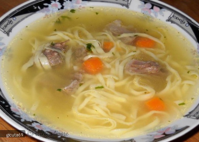 Supa de vitel cu taitei de casa
