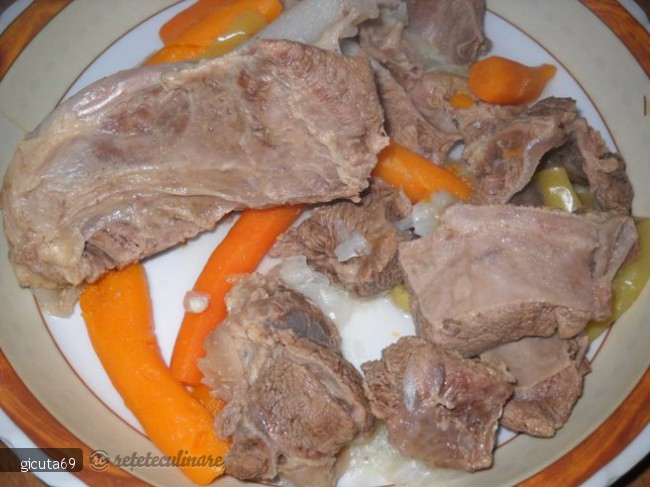 Supa de vitel cu taitei de casa