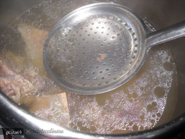Supa de vitel cu taitei de casa