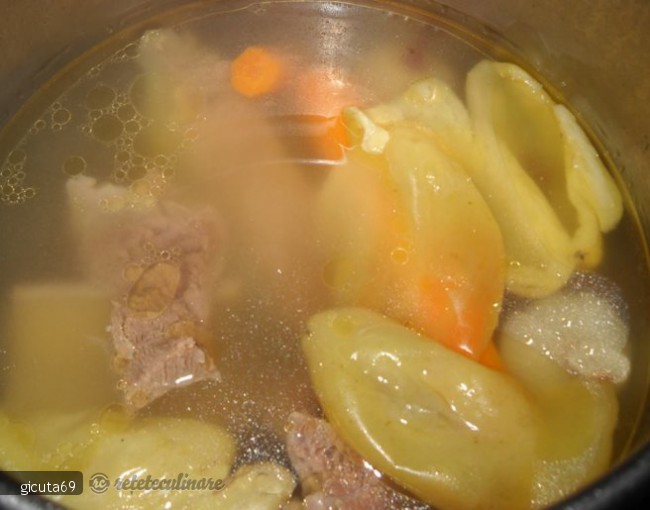 Supa de vitel cu taitei de casa