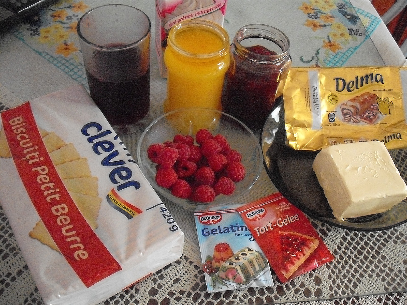 Prajitura cu Zmeura si Biscuiti