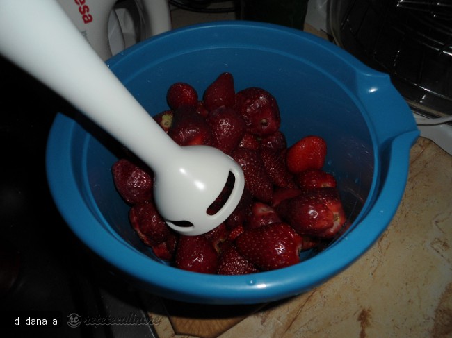 Prajitura cu Branza Dulce si Jeleu de Capsuni