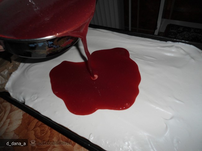 Prajitura cu Branza Dulce si Jeleu de Capsuni