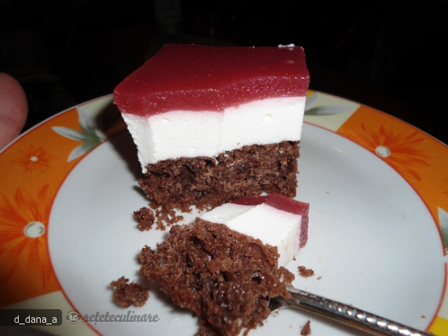 Prajitura cu Branza Dulce si Jeleu de Capsuni