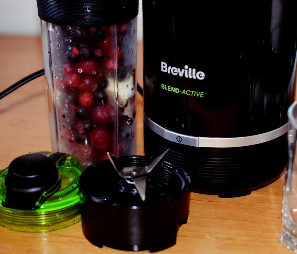 Smoothie cu banane, fructe de padure si capsuni