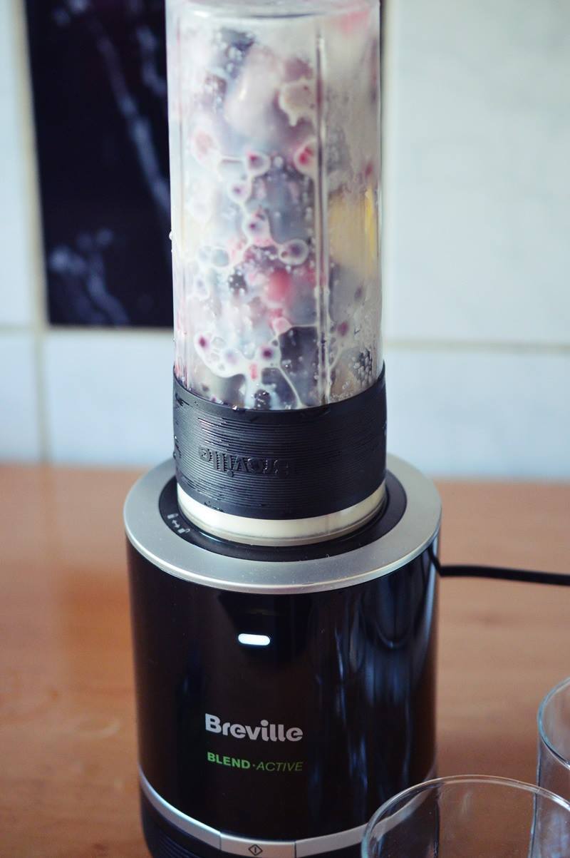 Smoothie cu banane, fructe de padure si capsuni