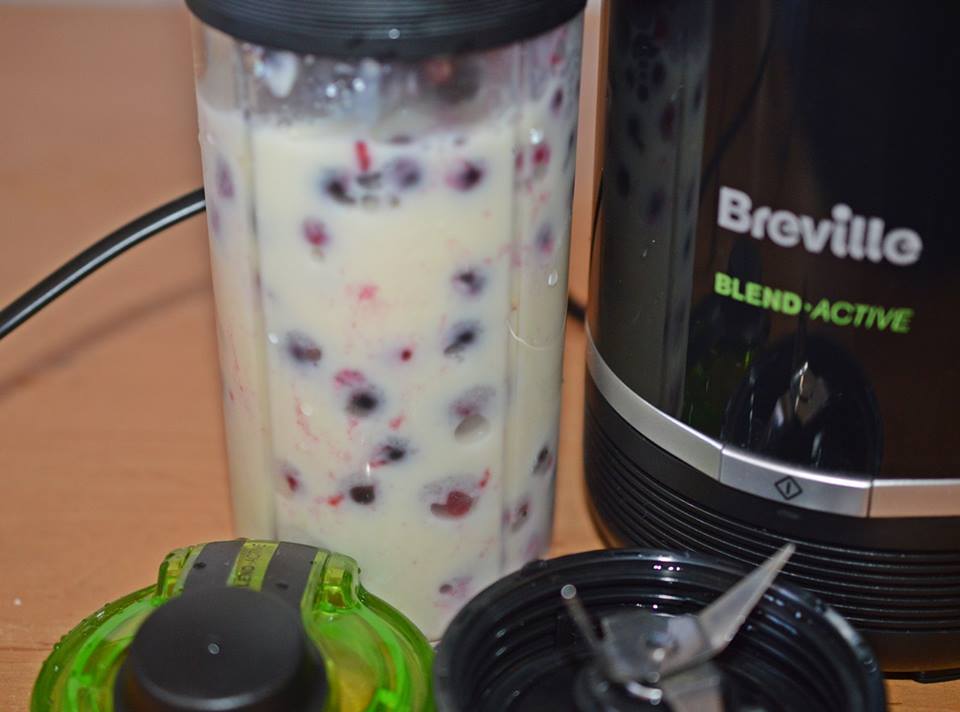 Smoothie cu banane, fructe de padure si capsuni