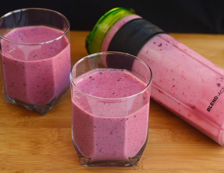 Smoothie cu banane, fructe de padure si capsuni