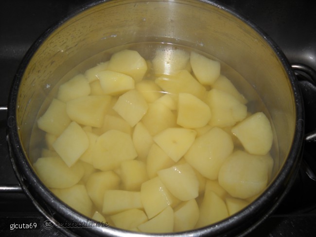 Peste la cuptor cu garnitura de cartofi natur