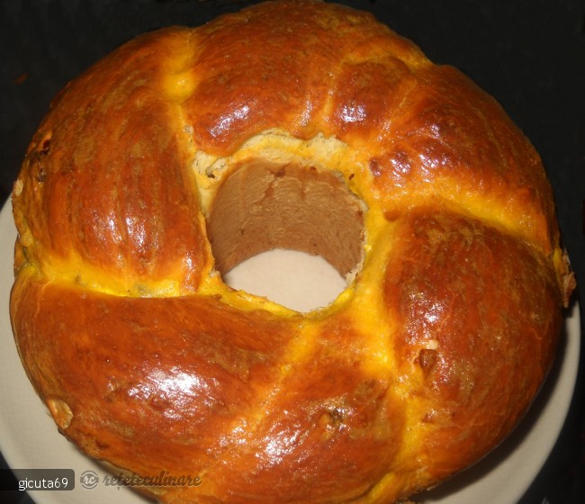 Cozonac cu fructe uscate