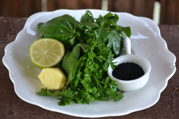 Smoothie cu Telina, patrunjel, ghimbir, lime si Seminte de Susan Negru