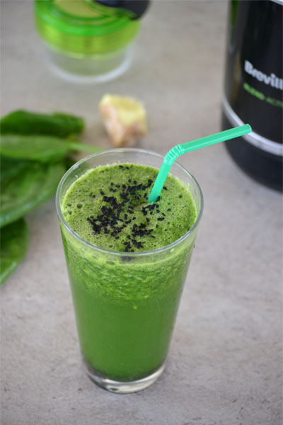 Smoothie cu Telina, patrunjel, ghimbir, lime si Seminte de Susan Negru