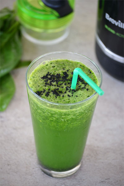 Smoothie cu Telina, patrunjel, ghimbir, lime si Seminte de Susan Negru
