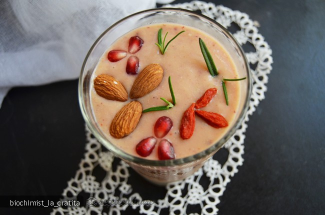 Smoothie cu nectarine, dovlecel si migdale