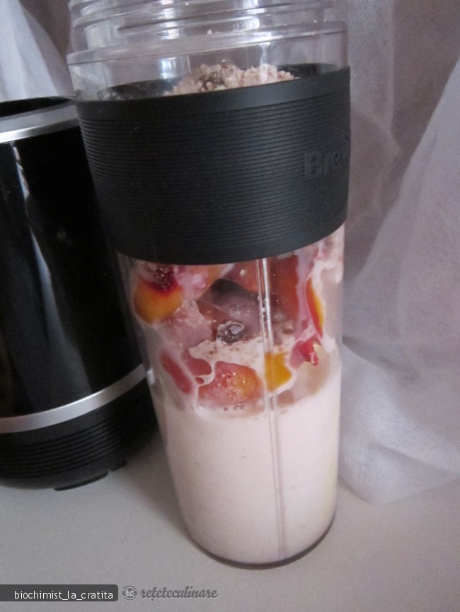 Smoothie cu nectarine, dovlecel si migdale