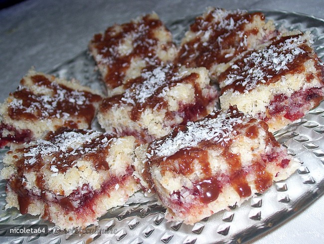 Cuburi de Cocos cu Dulceata si Ciocolata