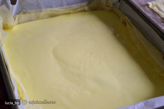 Prajitura insiropata cu foi de placinta si crema de iaurt