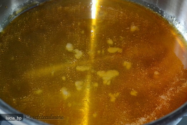 Prajitura insiropata cu foi de placinta si crema de iaurt