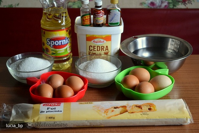 Prajitura insiropata cu foi de placinta si crema de iaurt