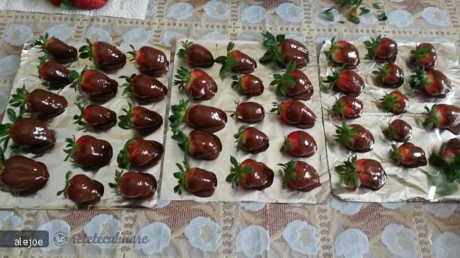 Tort cu Crema de Ciocolata si Capsuni